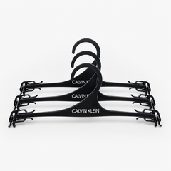 3 броя закачалки Calvin Klein