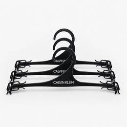 3 броя закачалки Calvin Klein