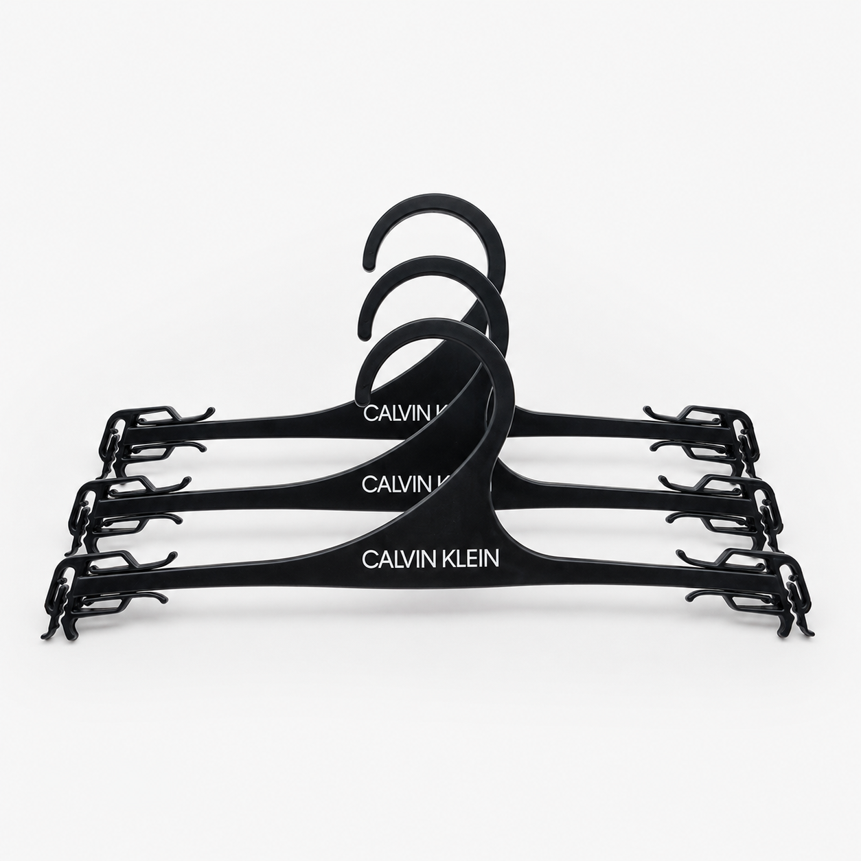 3 броя закачалки Calvin Klein